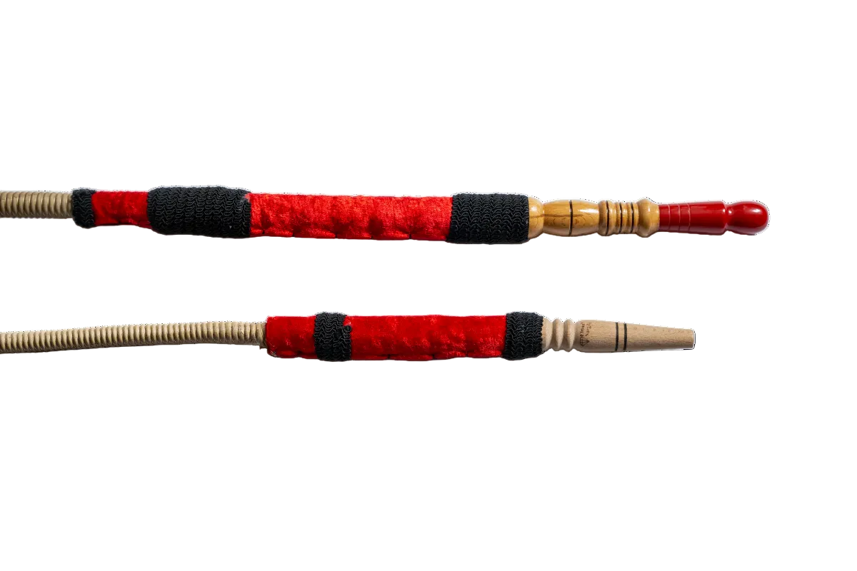 Ziegenleder Shisha-Schlauch handgefertigt und in traditionellem design und in roter Farbe.