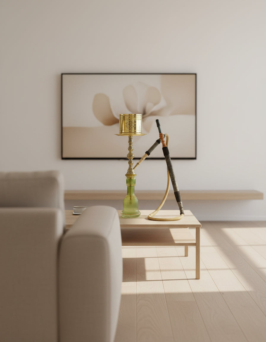 Eine traditionelle Shisha von Elmas Originale, steht mittig auf einem Wohnzimmertisch.