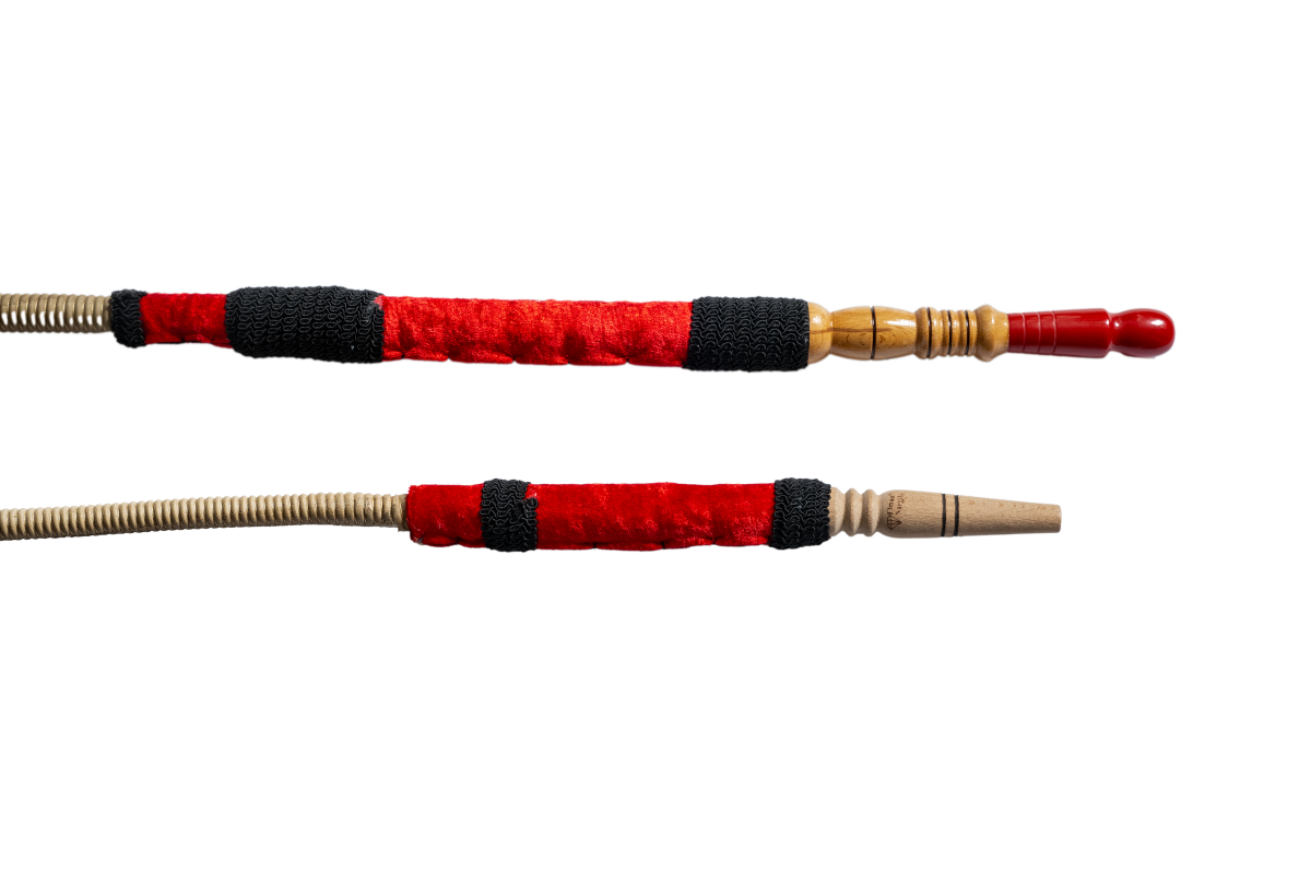 Ziegenleder Shisha-Schlauch handgefertigt und in traditionellem design und in roter Farbe.