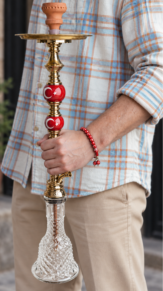 Traditionelle und handgefertigte Shisha in Türkei Optik wird getragen von einem Mann, der ein Türkei Armband trägt.