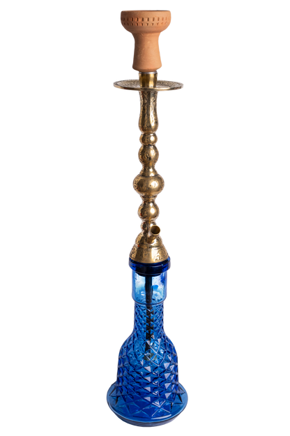 Eine traditionelle Shisha von Elmas, handgefertigt aus Messing und mit blauer Bowl.