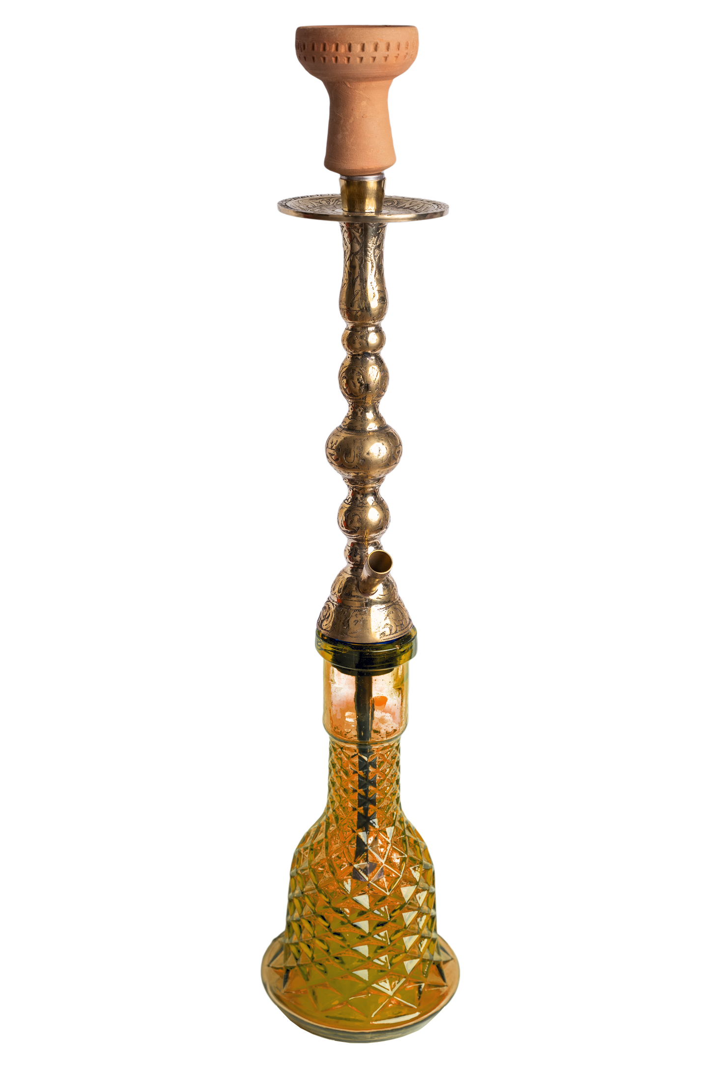 Eine traditionelle Shisha von Elmas, handgefertigt aus Messing und mit gelber Bowl.