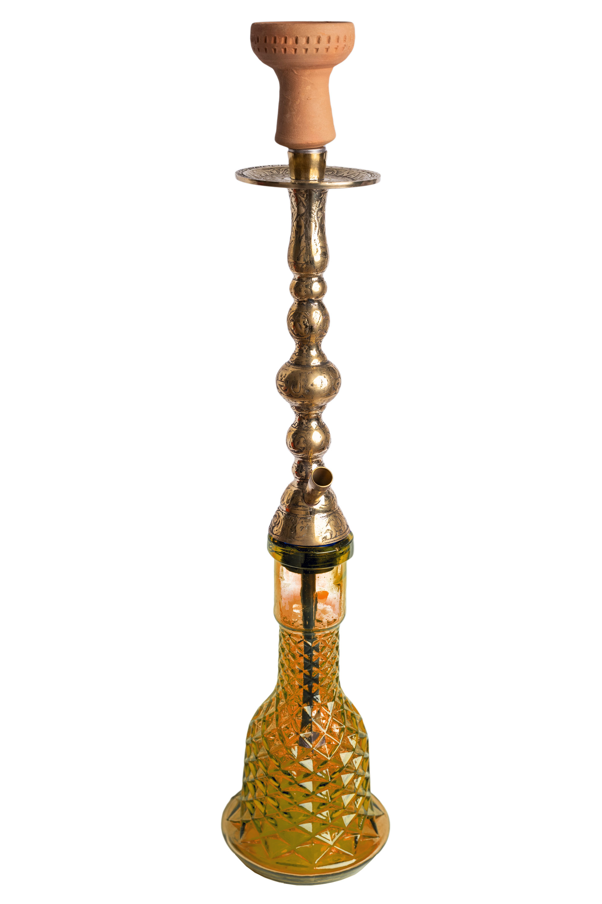 Eine traditionelle Shisha von Elmas, handgefertigt aus Messing und mit gelber Bowl.