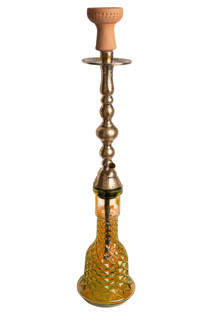 Eine traditionelle Shisha von Elmas, handgefertigt aus Messing und mit gelber Bowl.